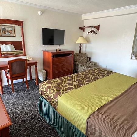 Americas Best Value Inn Ханфорд Екстериор снимка