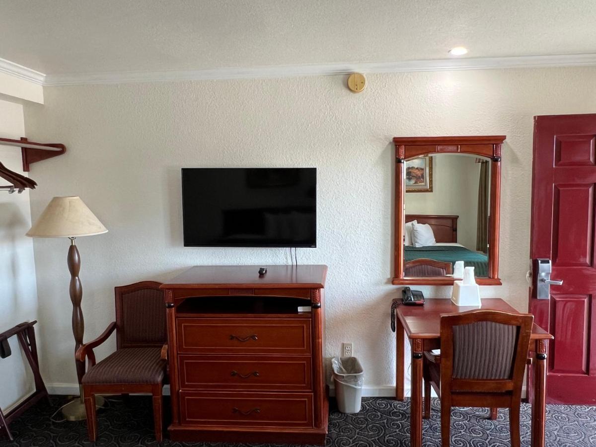 Americas Best Value Inn Ханфорд Екстериор снимка