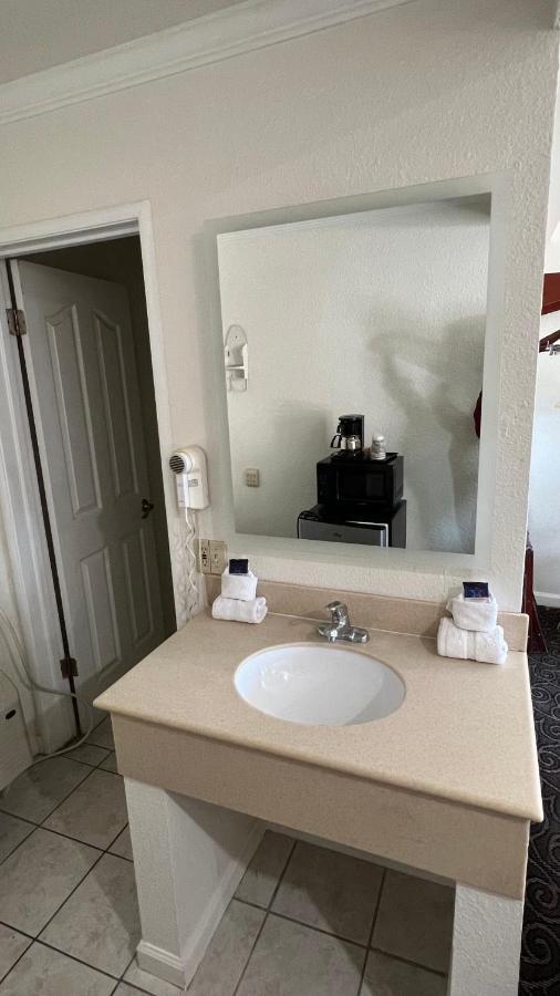 Americas Best Value Inn Ханфорд Екстериор снимка