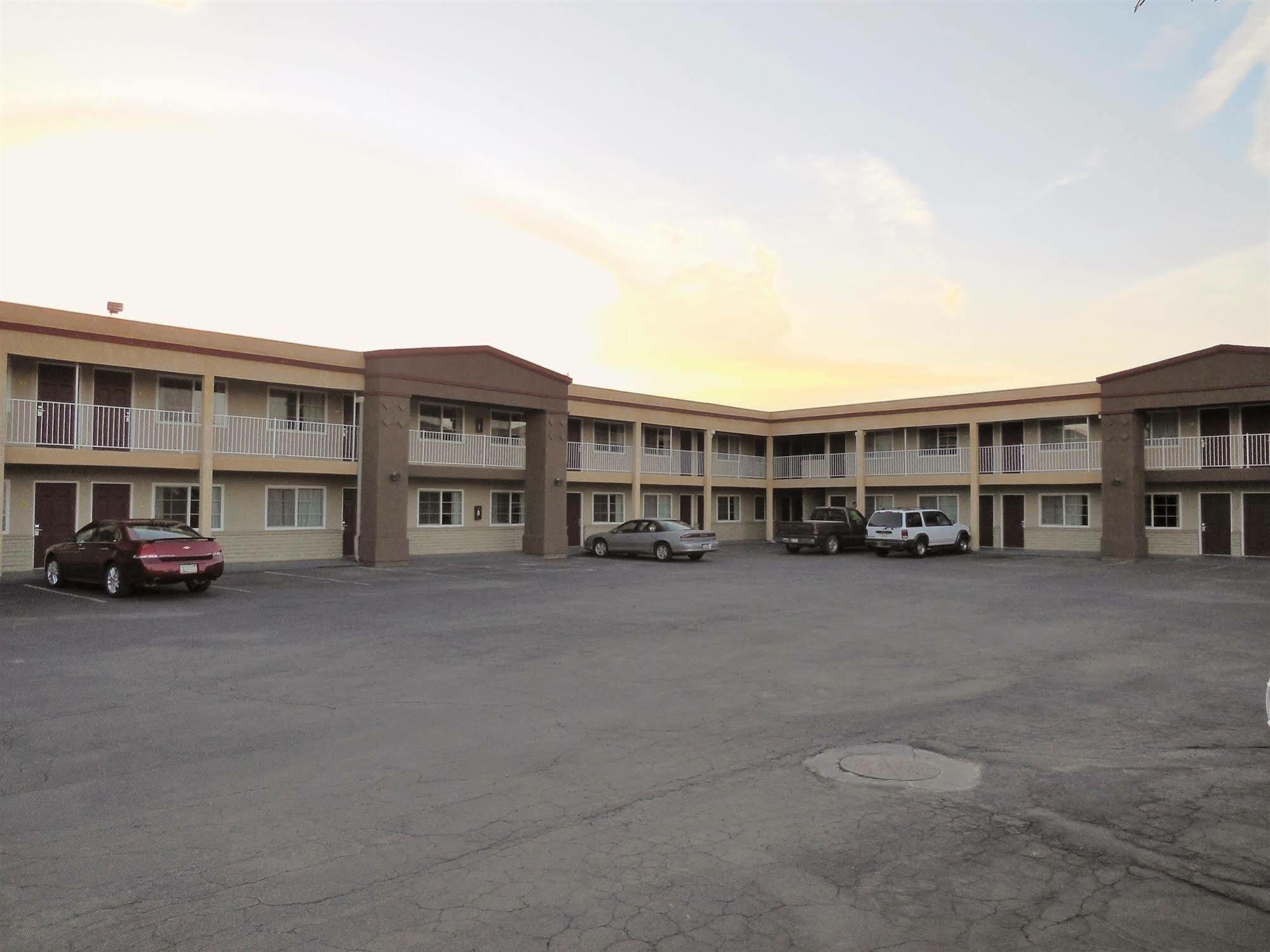 Americas Best Value Inn Ханфорд Екстериор снимка